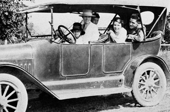 A family traveling on the historic Bankhead Highway.
