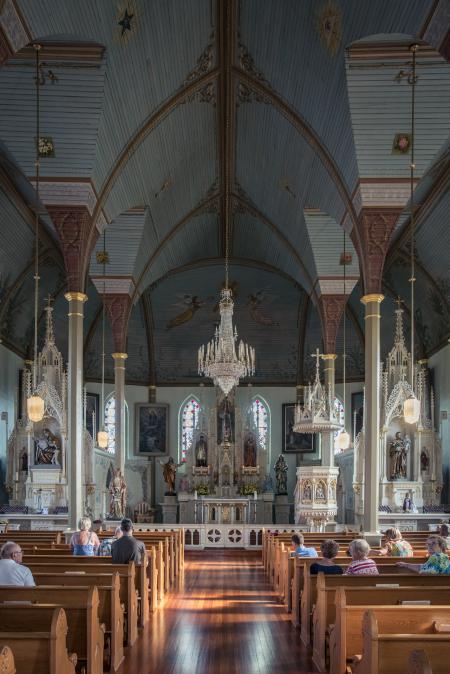Picture of the interior of a church 