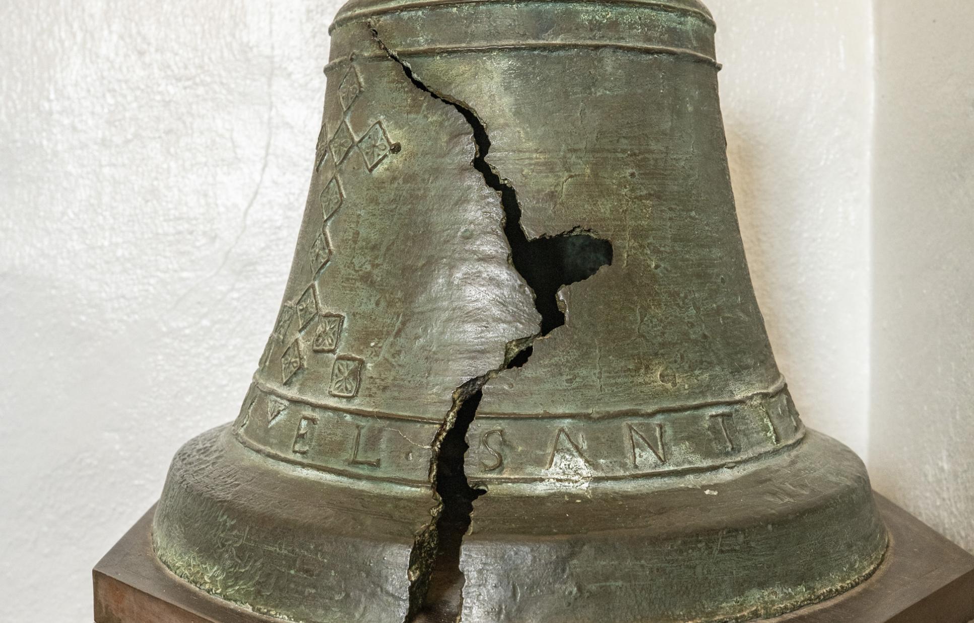 Cracked bell inside the chapel at Presidio la Bahia
